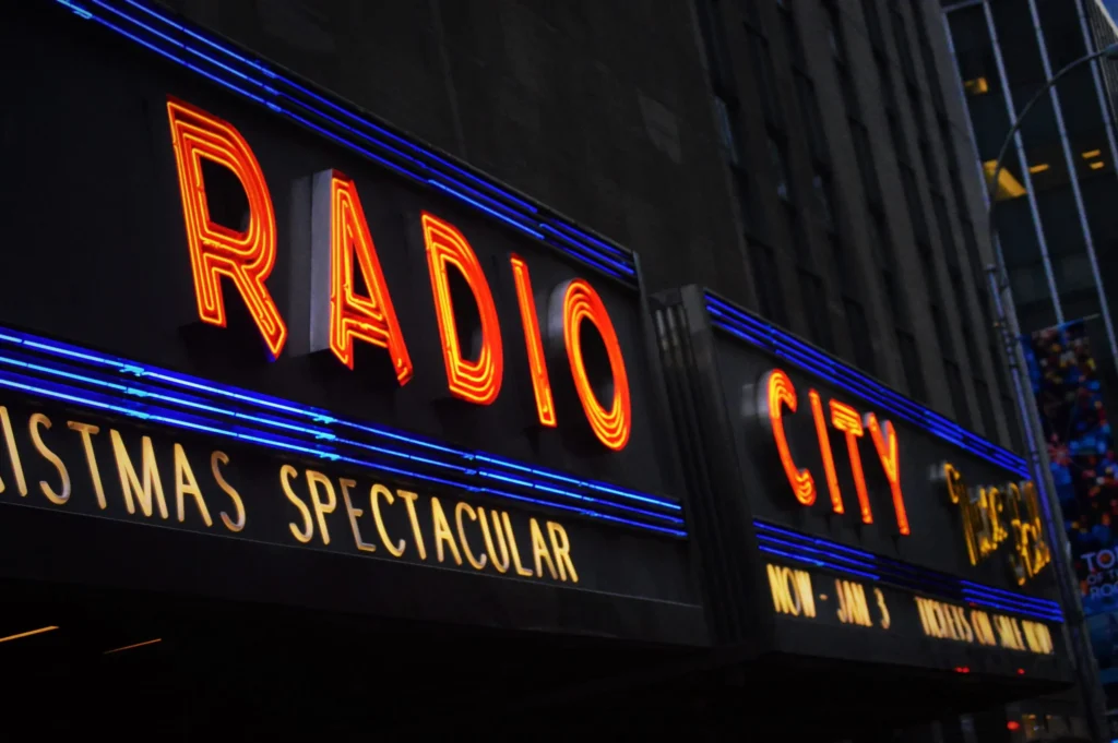 neon light "radio city"